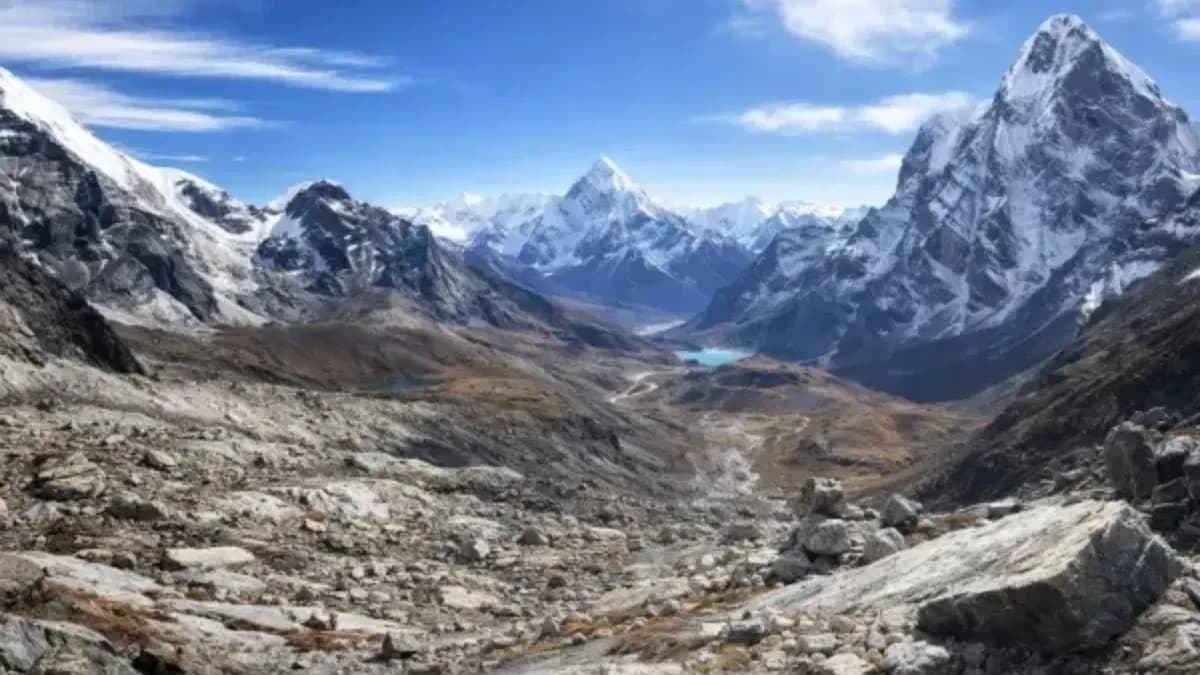 Cho La Pass crossing in the Everest region