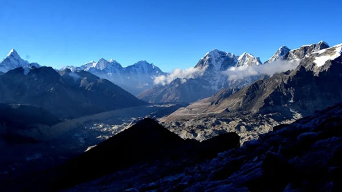 Everest Base Camp with Gokyo Lakes Trek via Chola Pass