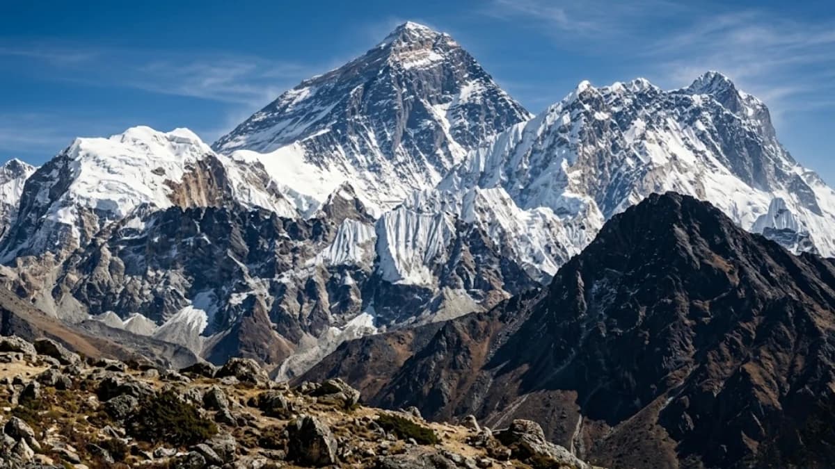 Mount Everest Guide: The World's Highest Peak and Gateway to Nepal's Greatest Adventure